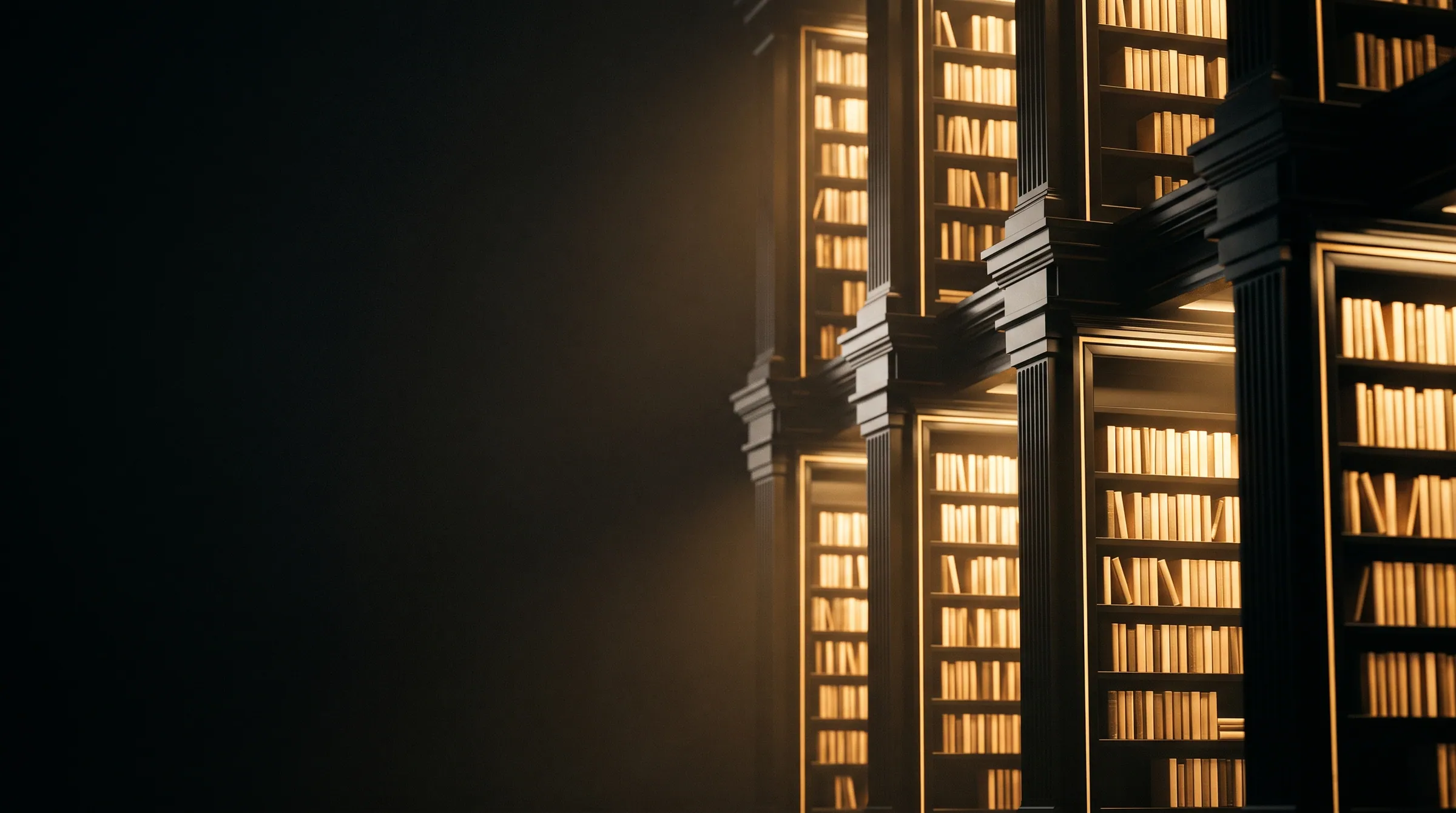 Una biblioteca imponente de múltiples niveles al atardecer, lomos de libros iluminados en dorado ascendiendo a través de balcones y escaleras de hierro forjado bajo un arco abovedado, sombra profunda en el primer plano.